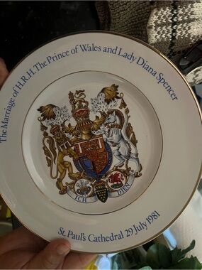 Commemorative Decorative Plate in White and Gold
